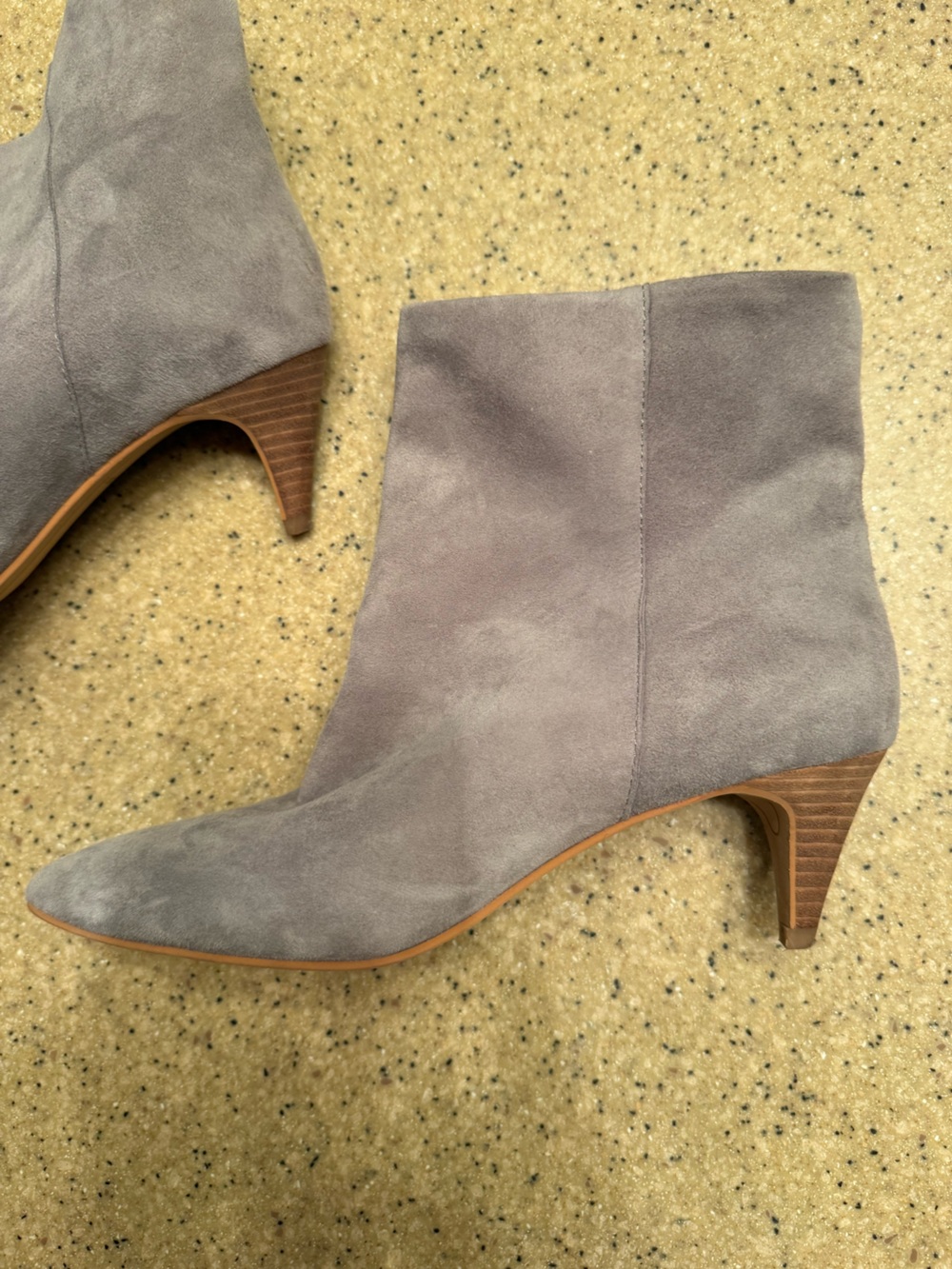 Dolce Vita Dee Bootie in Suede Mid Kitten Heel Loose Ankle Boots Light Gray Sz 9